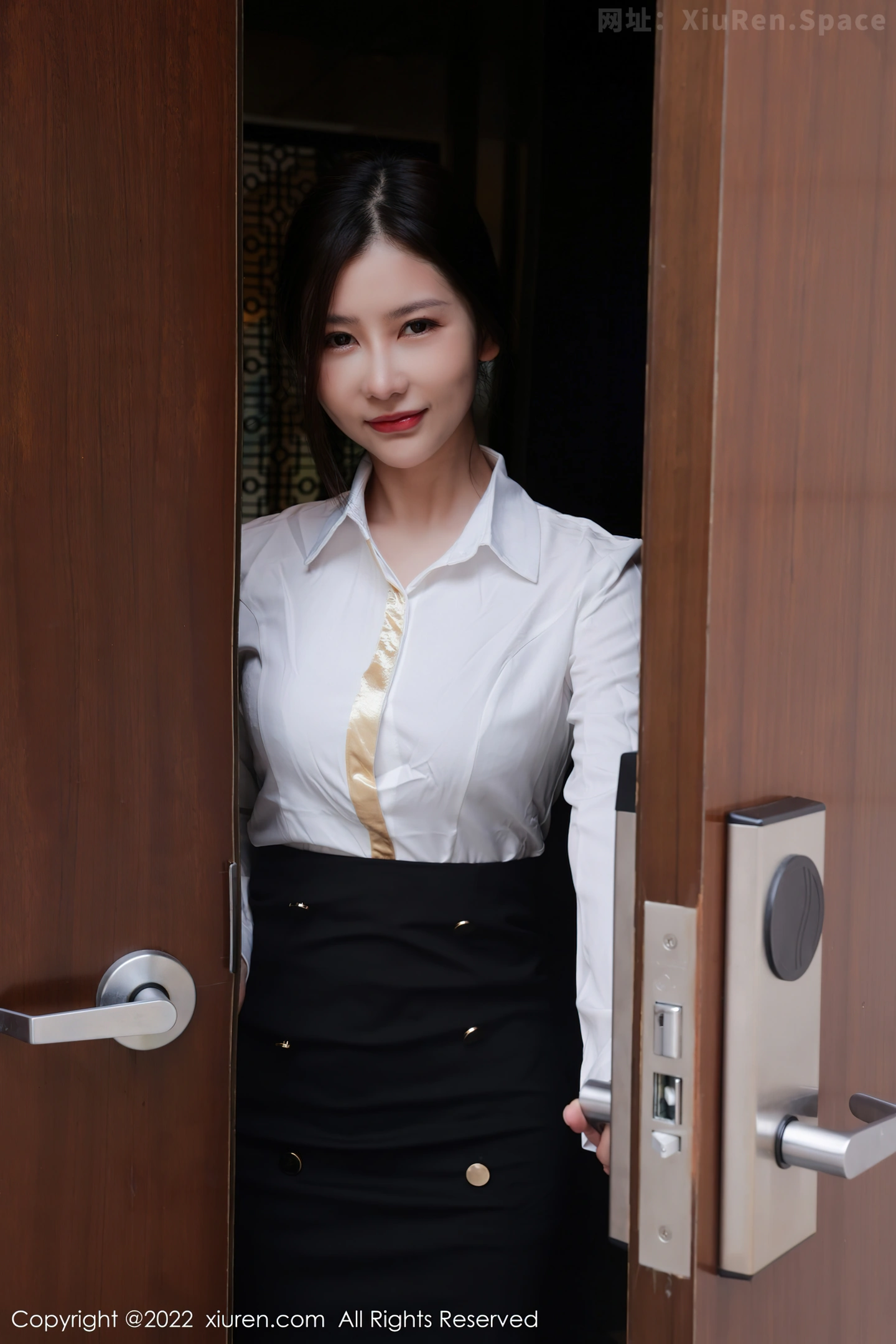 图片[3]-[XiuRen秀人网]VOL.4472 模特尹甜甜三亚旅拍浴室薄透衬衫配无内黑丝湿身惹火诱惑写真82P-秀人网官方网站
